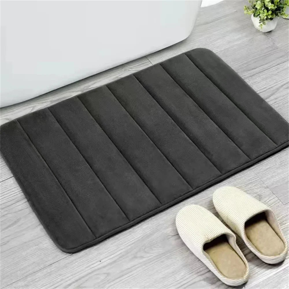 beige antislip badmat in een badkamer